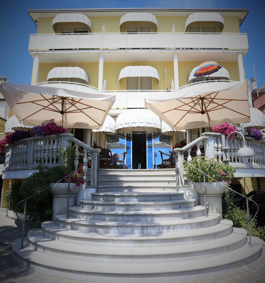 Hotel Le Lampare Caorle Bagian luar foto