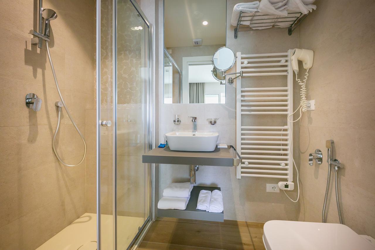 Hotel Le Lampare Caorle Bagian luar foto