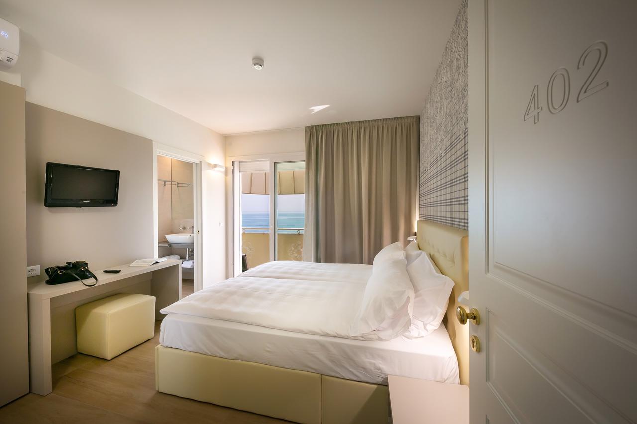 Hotel Le Lampare Caorle Bagian luar foto