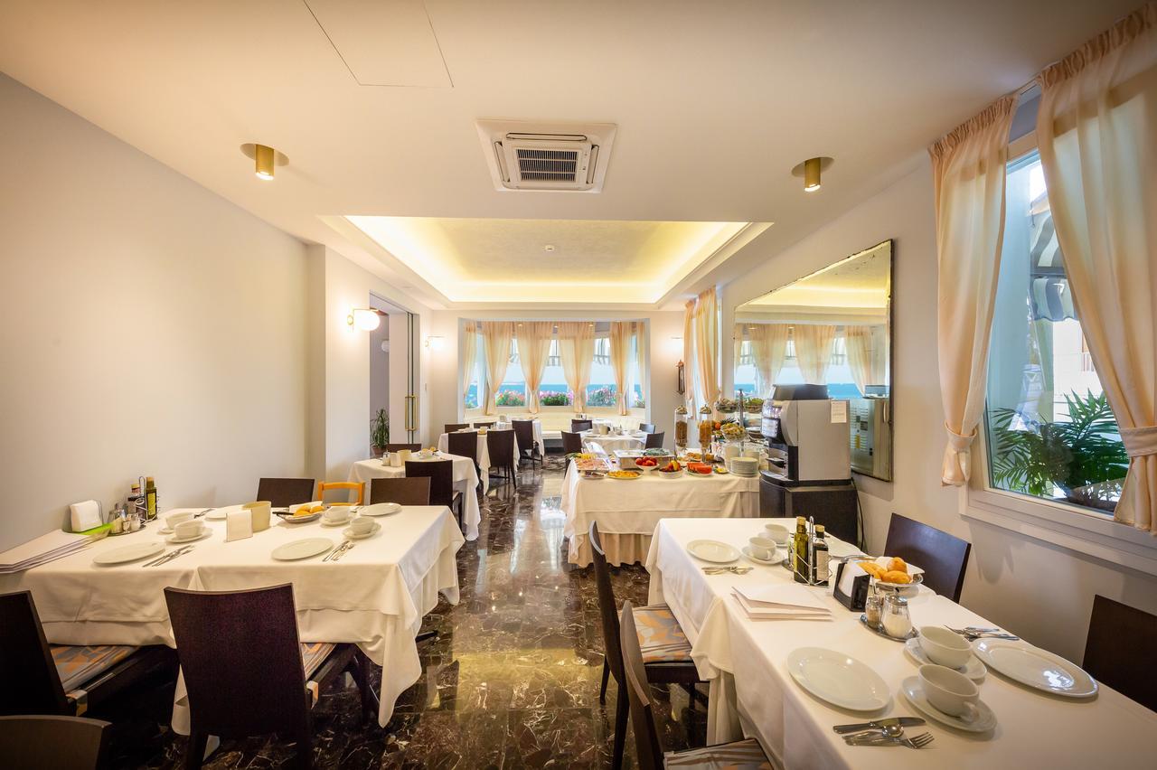 Hotel Le Lampare Caorle Bagian luar foto